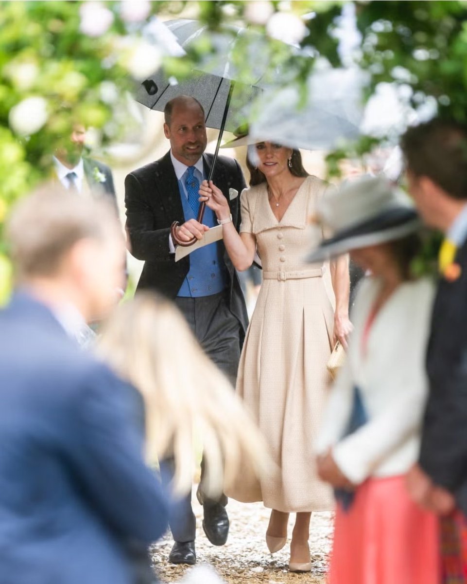 luu297's tweet photo. Such an iconic couple 🙂‍↕️🌼💫
This literally looks like it was taken in a photoshoot #PrincessofWales #PrinceofWales 

Image by Samir Hussein https://t.co/CuttiyOvp0