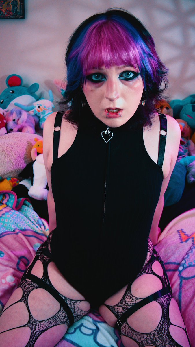 x_AlyxxBliss_x's tweet photo. i’m lowkey in love with this body suit, wbu? 👀🥺 https://t.co/GNfmVGod6m