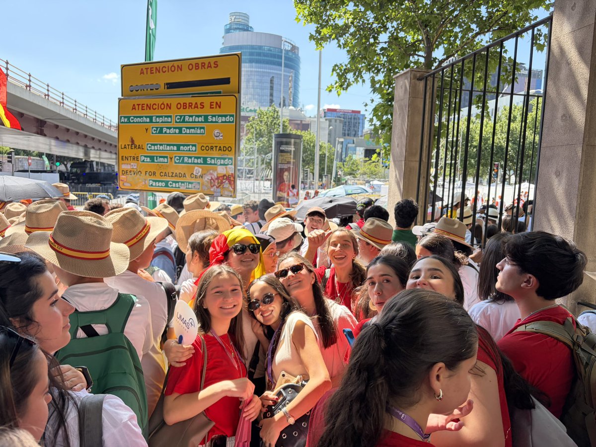 architoledo's tweet photo. Jóvenes de Talavera de la Reina, en la Castellana, esperando para participar con el Papa en la Vigilia de Oración en la Plaza de Lima.
#ConElPapaLeonXIV https://t.co/uP0PYCuI4x