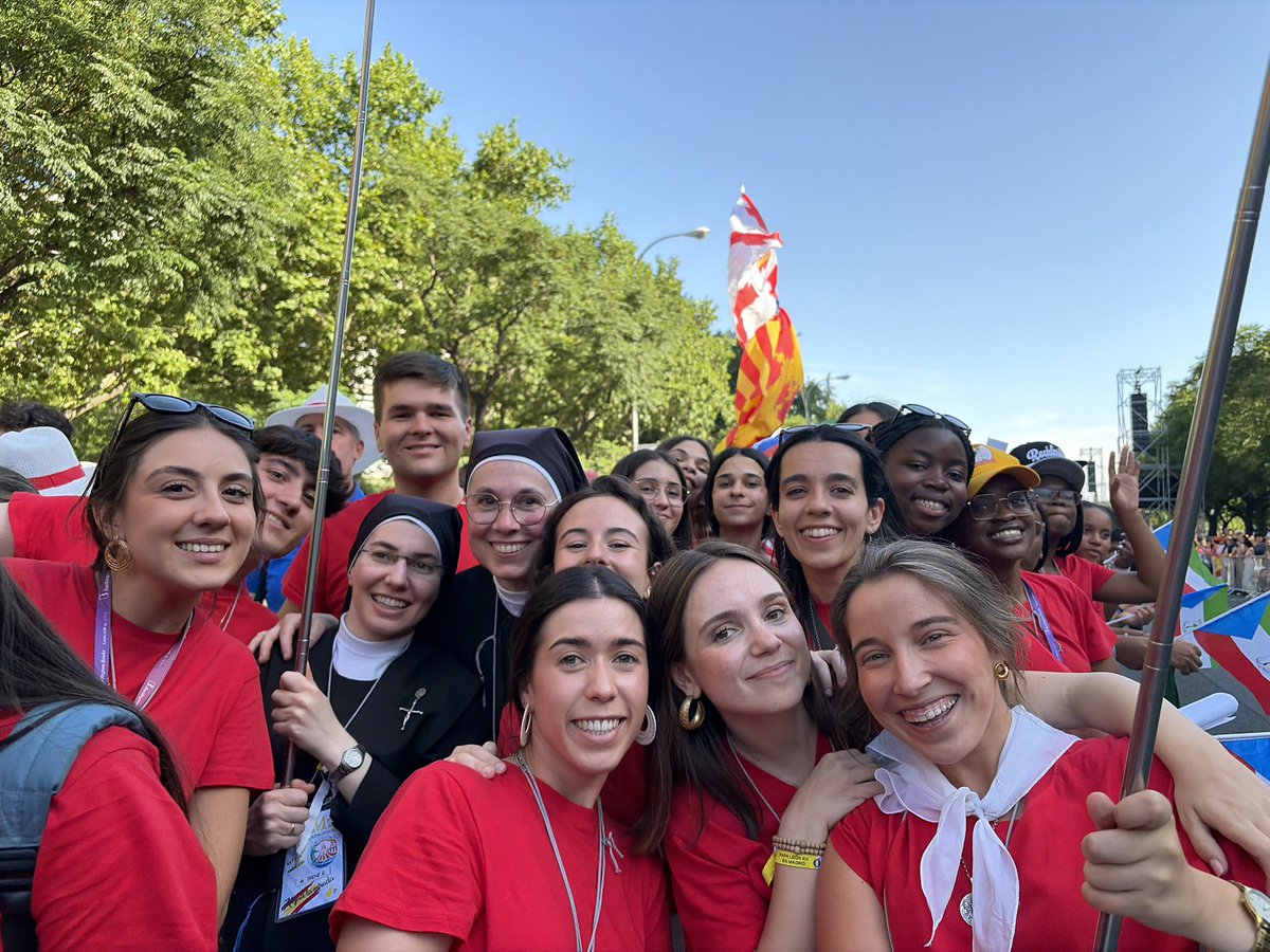 architoledo's tweet photo. Jóvenes de Talavera de la Reina, en la Castellana, esperando para participar con el Papa en la Vigilia de Oración en la Plaza de Lima.
#ConElPapaLeonXIV https://t.co/uP0PYCuI4x