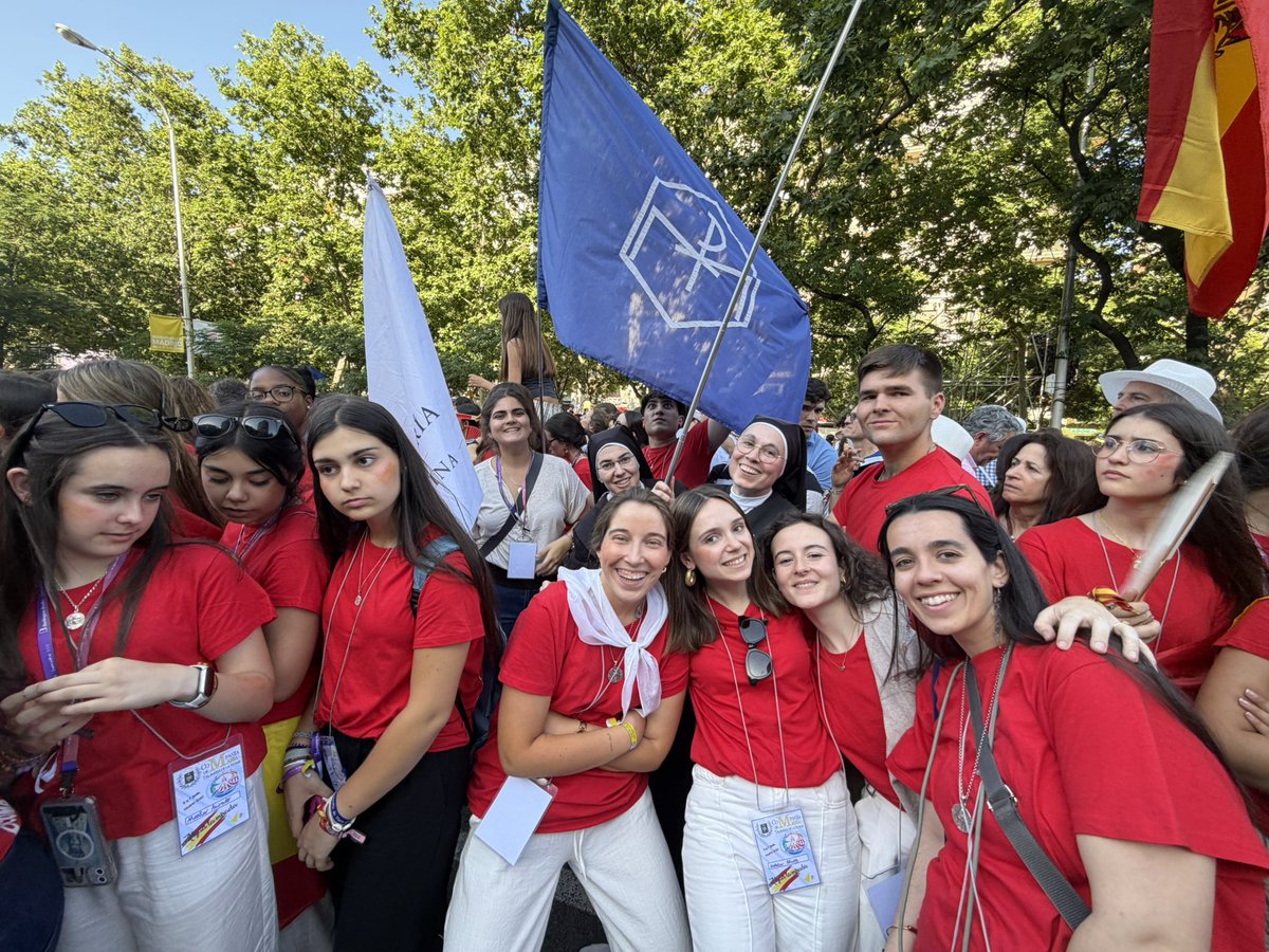 architoledo's tweet photo. Jóvenes de Talavera de la Reina, en la Castellana, esperando para participar con el Papa en la Vigilia de Oración en la Plaza de Lima.
#ConElPapaLeonXIV https://t.co/uP0PYCuI4x