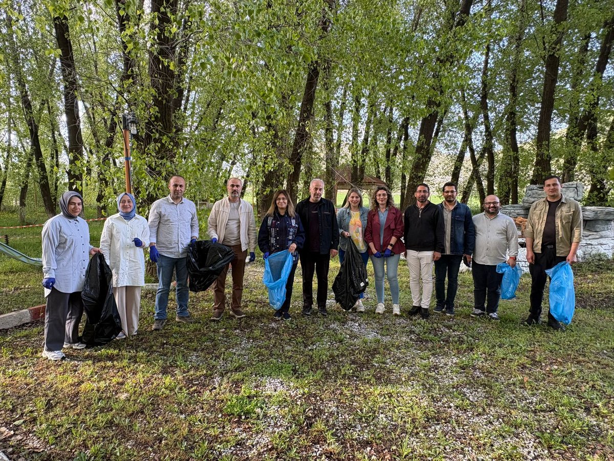 MutluTurkmen's tweet photo. 🌿 Doğaya Saygı, Geleceğe Sorumluluk

Dünya Çevre Haftası kapsamında Bayburt Cumhuriyet Başsavcımız Sayın Burak Yılmaz, Demirözü Meslek Yüksekokulu akademik personelimiz ve öğrencilerimizle birlikte Karaçayır Uygulama Sahamızda çevre farkındalığı etkinliği gerçekleştirdik.

Geleceğe bırakacağımız en değerli mirasın temiz ve yaşanabilir bir çevre olduğunun bilinciyle yürüttüğümüz etkinlikte, doğaya olan sorumluluğumuzu hep birlikte ortaya koyduk.

Bu anlamlı programa katkı sunan başsavcımıza, tüm akademik-idari personelimize ve öğrencilerimize teşekkür ediyorum. Çevre bilincini güçlendiren çalışmalarımızı kararlılıkla sürdürmeye devam edeceğiz. ♻️🌱