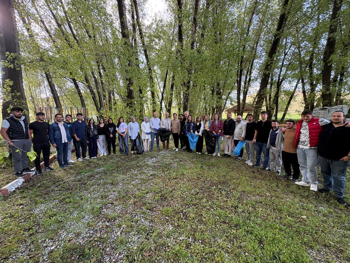 MutluTurkmen's tweet photo. 🌿 Doğaya Saygı, Geleceğe Sorumluluk

Dünya Çevre Haftası kapsamında Bayburt Cumhuriyet Başsavcımız Sayın Burak Yılmaz, Demirözü Meslek Yüksekokulu akademik personelimiz ve öğrencilerimizle birlikte Karaçayır Uygulama Sahamızda çevre farkındalığı etkinliği gerçekleştirdik.

Geleceğe bırakacağımız en değerli mirasın temiz ve yaşanabilir bir çevre olduğunun bilinciyle yürüttüğümüz etkinlikte, doğaya olan sorumluluğumuzu hep birlikte ortaya koyduk.

Bu anlamlı programa katkı sunan başsavcımıza, tüm akademik-idari personelimize ve öğrencilerimize teşekkür ediyorum. Çevre bilincini güçlendiren çalışmalarımızı kararlılıkla sürdürmeye devam edeceğiz. ♻️🌱