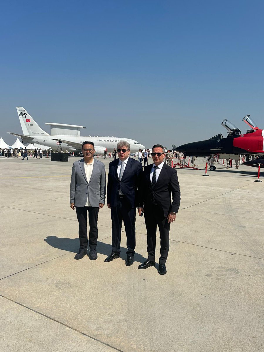 izmir_ilmem's tweet photo. 🇹🇷 Türk Hava Kuvvetlerimizin 115’inci kuruluş yıl dönümü kapsamında Çiğli 2’nci Ana Jet Üs Komutanlığında düzenlenen Gençlik ve Havacılık Festivali’ne İl Millî Eğitim Müdürümüz Dr. Ömer Yahşi, öğrencilerimiz ve ailelerimizle birlikte katıldı.

🇹🇷Türk Yıldızları ve SOLOTÜRK’ün nefes kesen gösterileri, yerli ve millî hava platformlarımızın tanıtımları, simülatör deneyimleri ve çeşitli etkinliklerle öğrencilerimiz havacılık ve teknoloji dünyasını yakından tanıma fırsatı buldu.

🇹🇷“İstikbal göklerdedir.” vizyonuyla gerçekleştirilen festival, gençlerimizin bilim, teknoloji ve havacılığa olan ilgisini güçlendirirken, geleceğin mühendisleri, pilotları ve teknoloji üreticilerine ilham verdi.

#TürkiyeYüzyılı #GençlikveHavacılıkFestivali #TürkHavaKuvvetleri #İzmirMEM

@tcmeb @Yusuf__Tekin @drsuleymanelban @yahsiomer