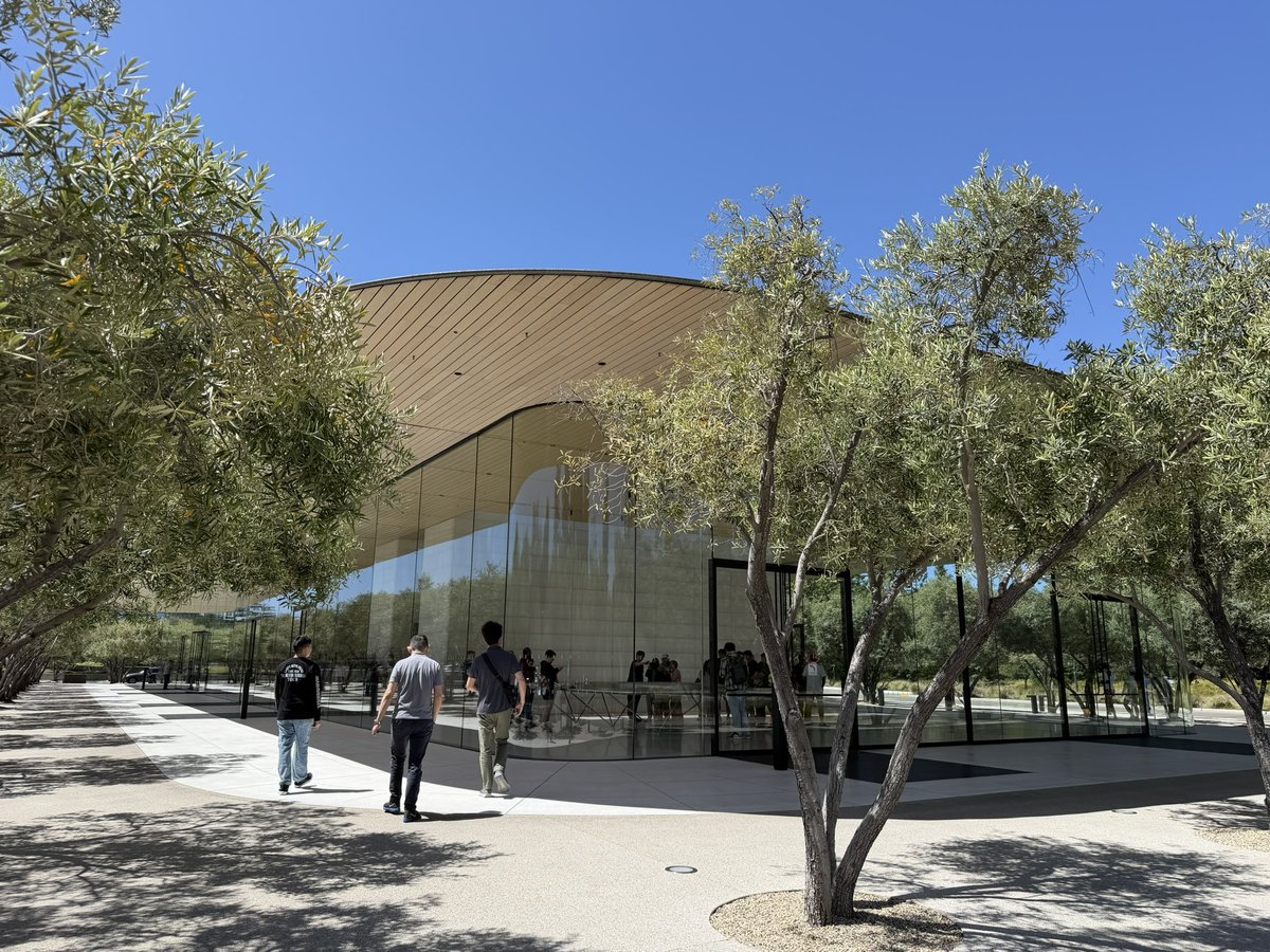 myb's tweet photo. 今年もApple Parkにチャリで来た。 https://t.co/80cpgYLe5I
