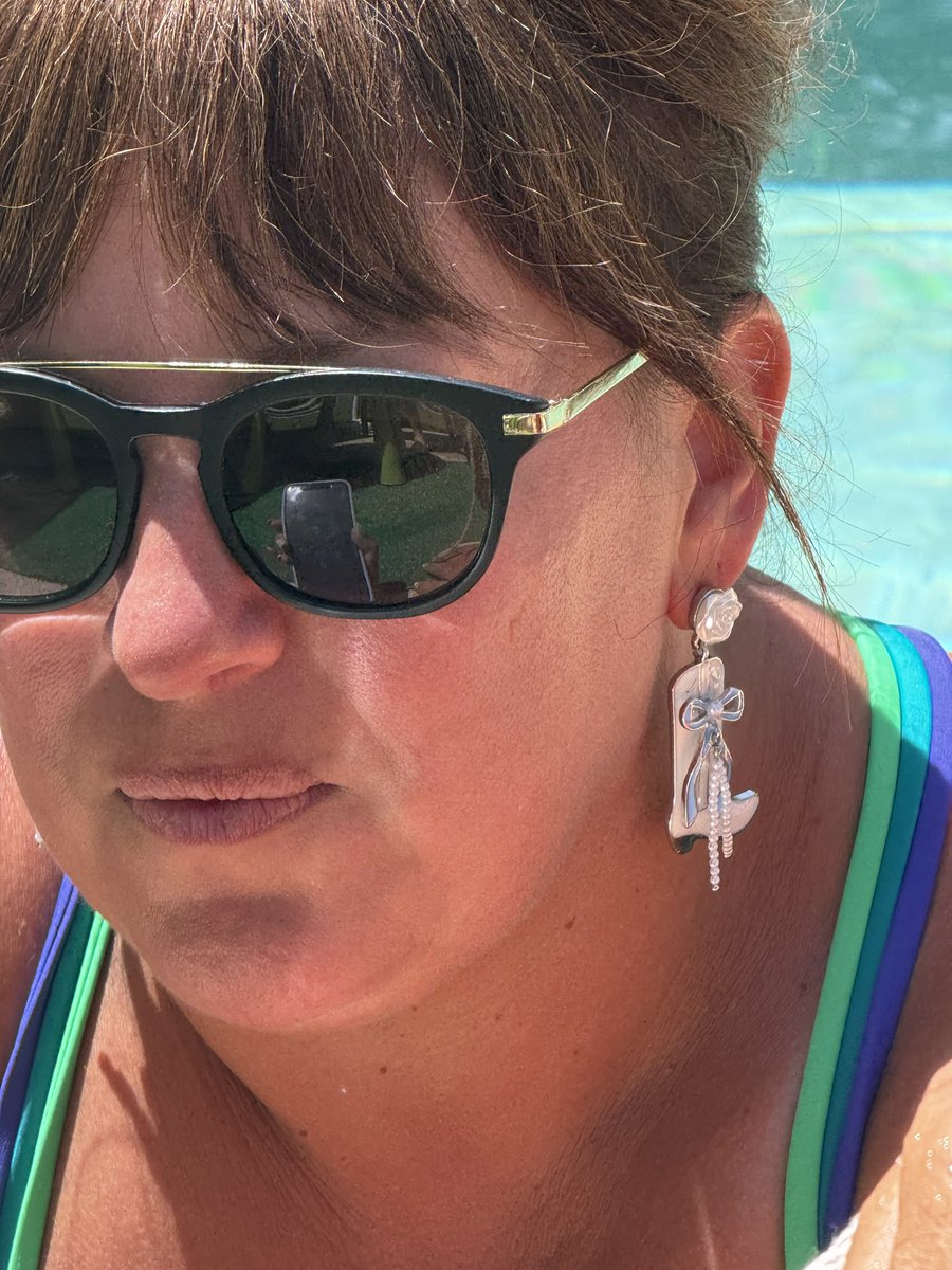 AustinBill13's tweet photo. Loving Berna’s boot earrings. https://t.co/LLCKhszUvR
