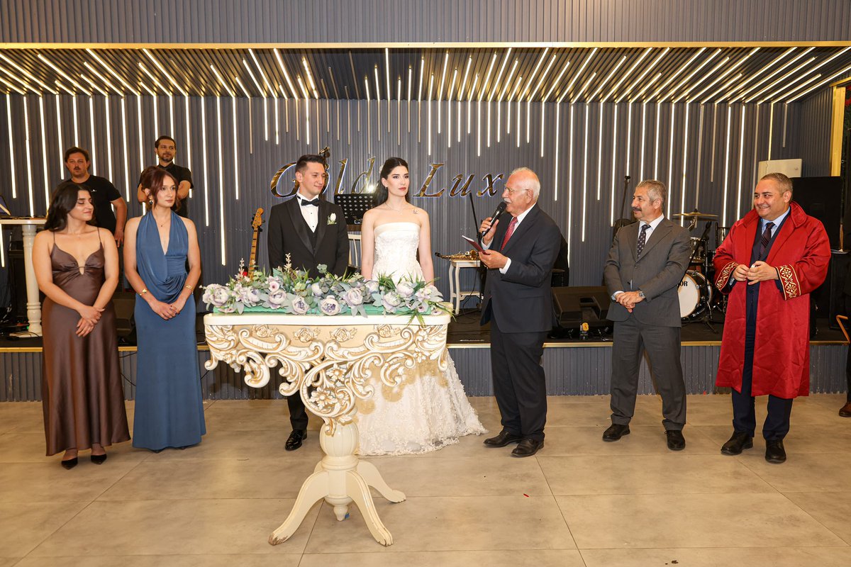 OzarslanMesut's tweet photo. Mert kardeşimiz ve Selin kardeşimizin en mutlu günlerinde yanlarında olarak nikah akdini gerçekleştirdik.

Genç çiftimize iki cihan saadeti diliyor, Doğan ve Güngör ailelerimizi tebrik ediyorum. Hayırlı olsun. https://t.co/5QoP9w3lGW