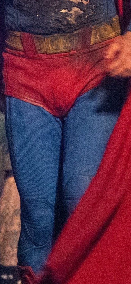 forever_Cop's tweet photo. @DCFilmNews Is he wearing Henry Cavill's size? https://t.co/xnUZ16gQkC