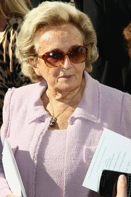 FabienEngelmann's tweet photo. Bernadette Chirac incarnait avec élégance, dignité et dévouement une certaine idée de la Première dame.

Sa disparition s’inscrit dans l’effacement progressif d’une France faite de tenue, de devoir et d’attachement aux traditions que nous regardons aujourd’hui avec nostalgie. https://t.co/OCUydwTN2W
