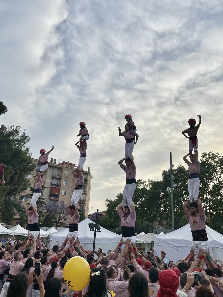 xiquetstgn's tweet photo. Aquesta tarda hem actuat a la fira de Cambrils on hi hem descarregat el 4d8, el 3d8 i el 5d7.
Per acabar, ens hem acomiadat amb 2pd5 i 2pd4!

Gràcies, @XiquetsCambrils per convidar-nos i per l'ajuda a plaça!

Fins aviat 👋

#xiquetsdetarragona #castells #X100 https://t.co/Y3ZHj53M8d