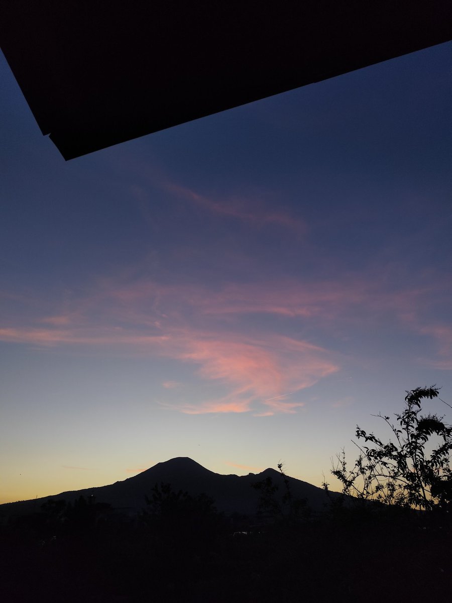 pallideidee's tweet photo. Dice Maronn sempre la stessa foto,ma io non ci posso pensare è sempre un emozione per me cogliere le sfumature del cielo sopra il suo profilo maestoso.
È una bellezza a cui non mi abituo.
Mai.
#Vesuvio
#Casa https://t.co/dNQRvGNi9d