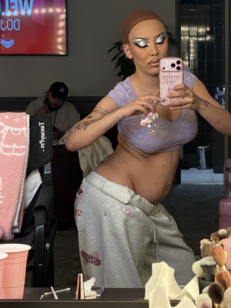 eidurance's tweet photo. My girl sent me a surprise picture while I was at work. How does she look? https://t.co/TMd0jUpAXd