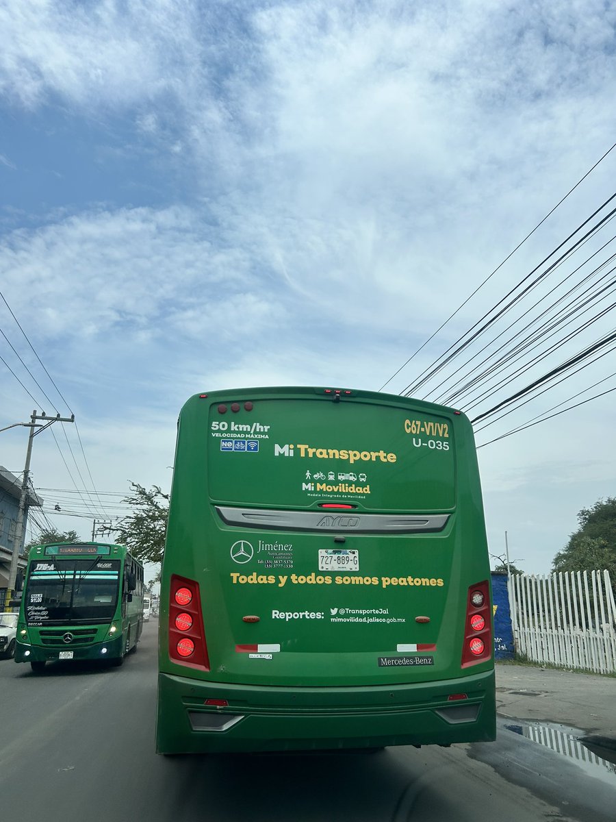 eframg11's tweet photo. @TransporteJal esta unidad en avenida Concepción, aventándose a peatones y automóviles, yo creo que va alcoholizado por la manera en que maneja , el Reporte es de estos momentos https://t.co/ml93x37FR0