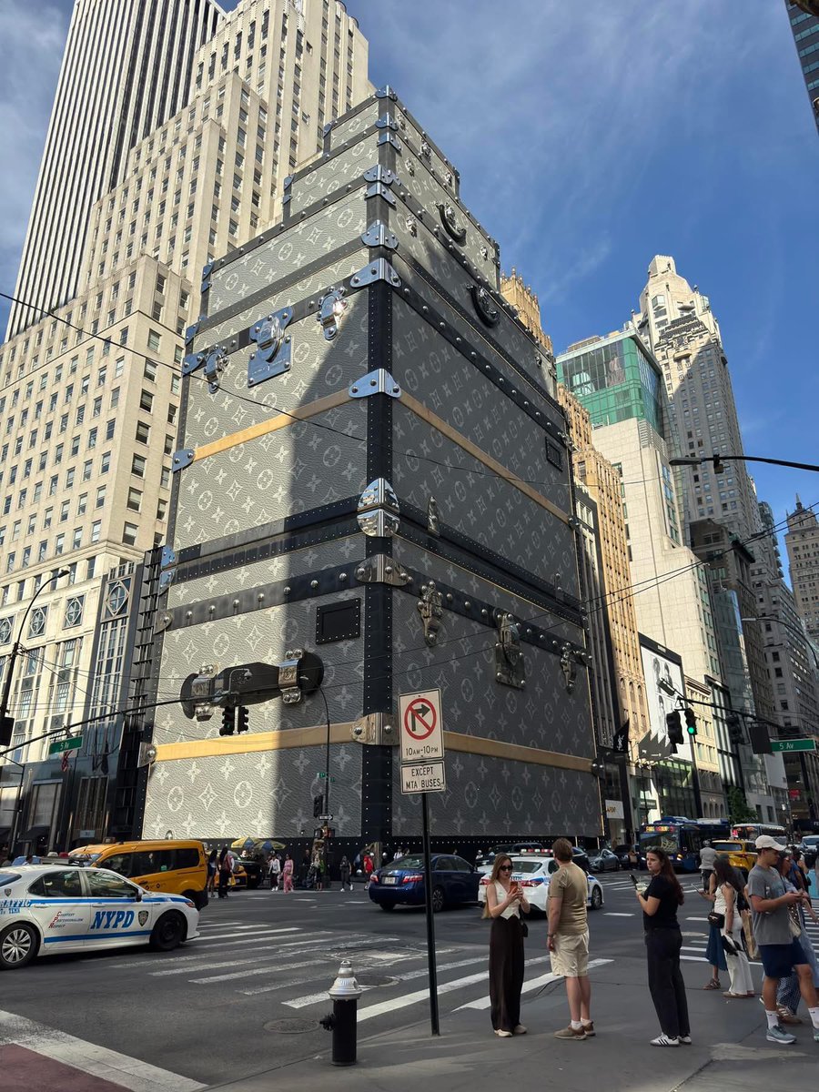JosueMonak's tweet photo. LV 5th Avenue Flagship (Midtown) Manhattan: 6 East 57th Street, NYC. https://t.co/Lq6xLmTfFC