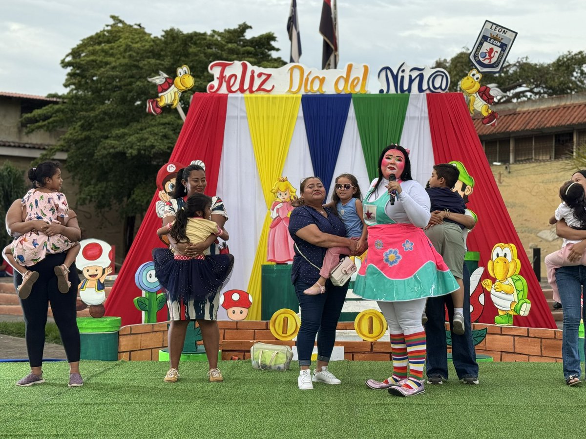 InturLeon's tweet photo. La niñez leonesa, sus familias y visitantes disfrutan de una tarde llena de alegría con palomitas, algodón de azúcar, pinta carita, brinca brinca y presentaciones artísticas, en una actividad recreativa promovida por INTUR y la Alcaldía de León🎉
#NicaraguaFascinanteIrresistible https://t.co/HpufO5T8Cw