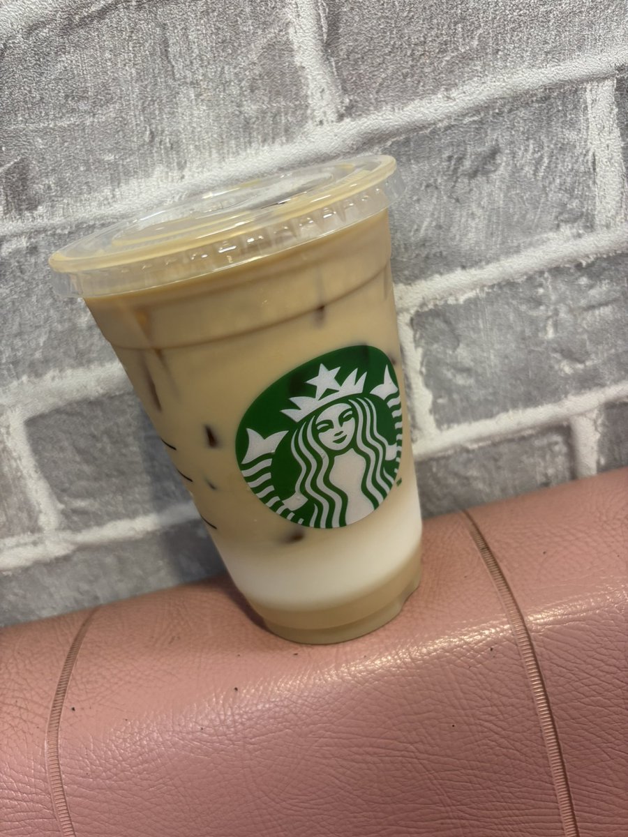 99800yen's tweet photo. 今日は朝からスタバで気分転換☔️ https://t.co/1HlFRtZcEG