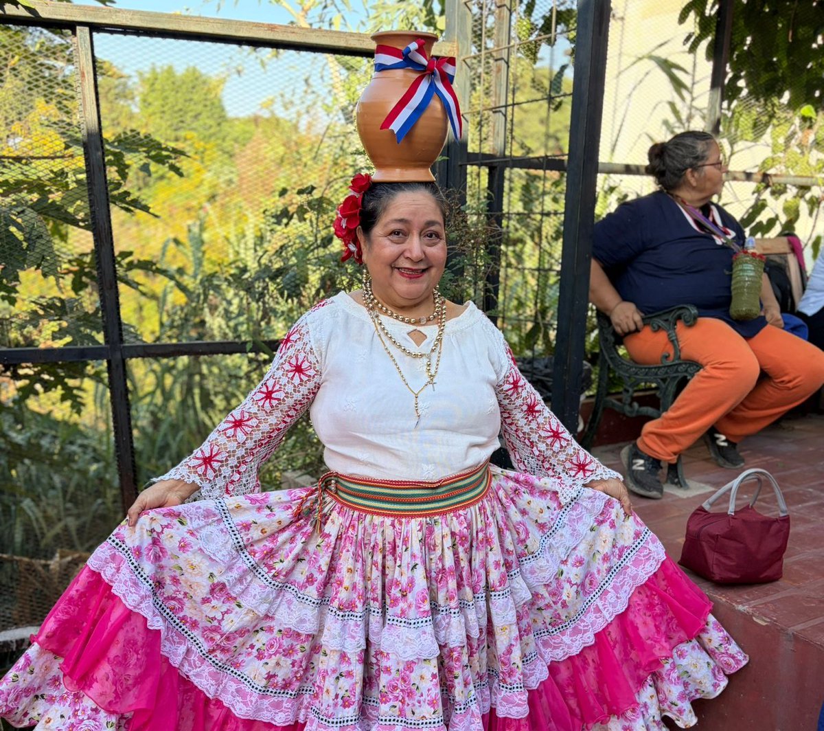UNESCOmvdo's tweet photo. 🎶✨ Las calles de Asunción 🇵🇾volvieron a llenarse de historias, memoria y música con una nueva edición del ChacaTour Guarania UNESCO.
Vecinos, visitantes, artistas y amantes de la cultura recorrieron hoy algunos de los rincones más emblemáticos de la Chacarita para redescubrir el legado de la guarania, género musical declarado Patrimonio Cultural Inmaterial de la Humanidad por la UNESCO. A través de este recorrido, las y los participantes pudieron conocer más sobre la riqueza cultural del barrio, su historia, sus protagonistas y el papel fundamental que la comunidad desempeña en la preservación y transmisión de este patrimonio vivo.

El ChacaTour forma parte de las acciones impulsadas en el marco del Pacto por la Chacarita, promoviendo la cultura como herramienta de inclusión, desarrollo local y fortalecimiento de la identidad comunitaria. 🎼 Porque la guarania no solo se escucha: también se camina, se comparte y se vive en las calles donde nació su historia.