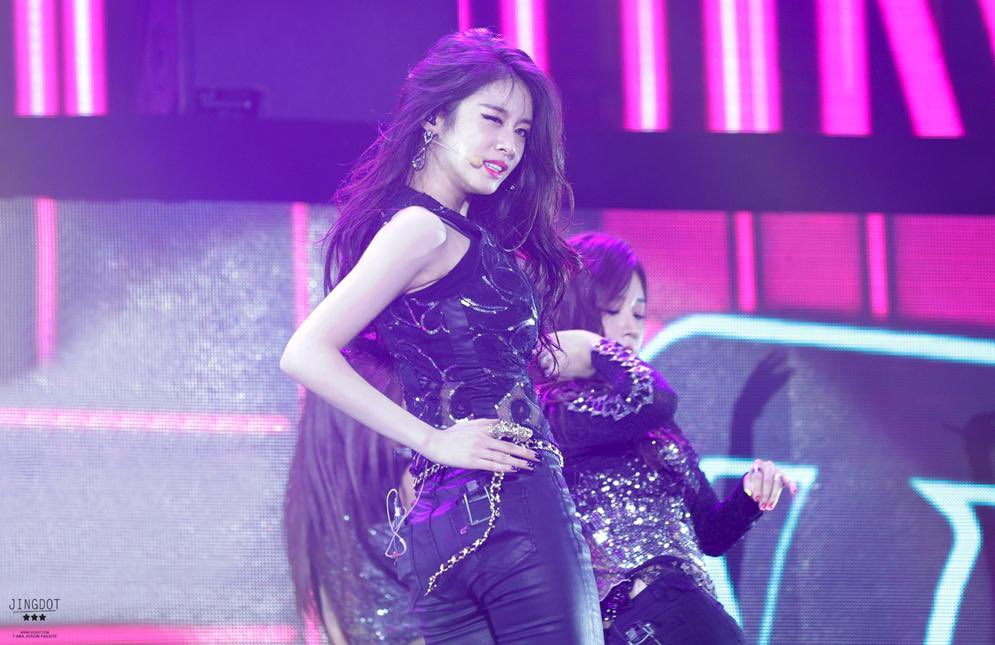 Like_JIYEON_E's tweet photo. 무대 위 아이돌 지연이가 너무 보고싶어요.. https://t.co/1sQD6n1Wj7