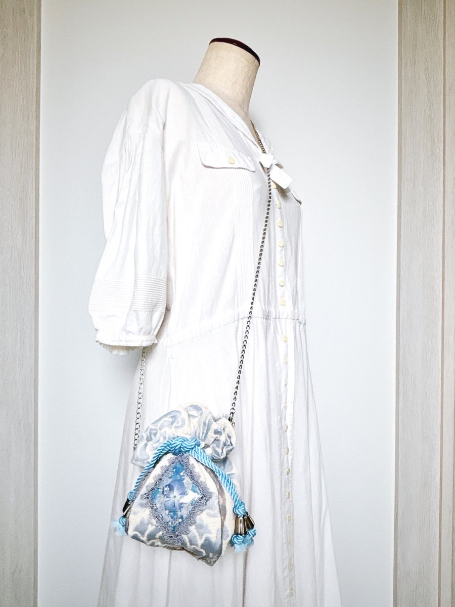 onisatelier's tweet photo. 皆様のご要望から生まれた
たっぷり入る、大容量の「特大ポシェ」が完成しました◎

中サイズの1.5倍の大きさで、長財布やスマートフォン、充電器なども余裕を持って収納いただけます。
たくさん荷物を入れても肩が痛くなりにくいよう、ショルダー紐は共布ベルト×チェーンでお作りしました。

アイボリーと水色の涼しげなダマスク柄に、可憐な紫陽花を閉じ込めた、夏のお出かけにぴったりの特別な一点ものです。
同じ生地でいつもの中サイズ、ミニサイズも1点ずつご用意しております🫧

特大ポシェ（ショルダー付き）
イベント価格　¥13000-

6/13.14
@bc_byeden 
マメブル@中目黒

#マーメイドブルー展