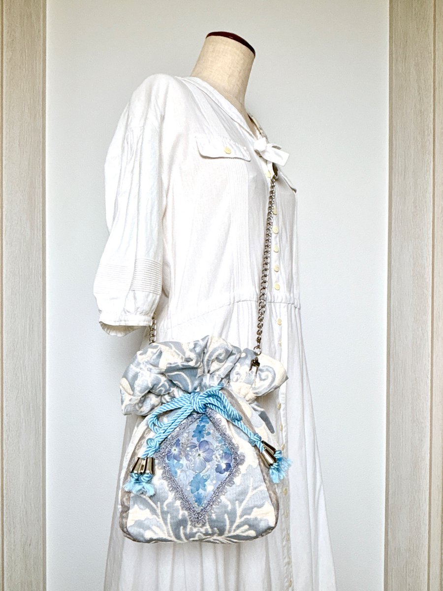 onisatelier's tweet photo. 皆様のご要望から生まれた
たっぷり入る、大容量の「特大ポシェ」が完成しました◎

中サイズの1.5倍の大きさで、長財布やスマートフォン、充電器なども余裕を持って収納いただけます。
たくさん荷物を入れても肩が痛くなりにくいよう、ショルダー紐は共布ベルト×チェーンでお作りしました。

アイボリーと水色の涼しげなダマスク柄に、可憐な紫陽花を閉じ込めた、夏のお出かけにぴったりの特別な一点ものです。
同じ生地でいつもの中サイズ、ミニサイズも1点ずつご用意しております🫧

特大ポシェ（ショルダー付き）
イベント価格　¥13000-

6/13.14
@bc_byeden 
マメブル@中目黒

#マーメイドブルー展