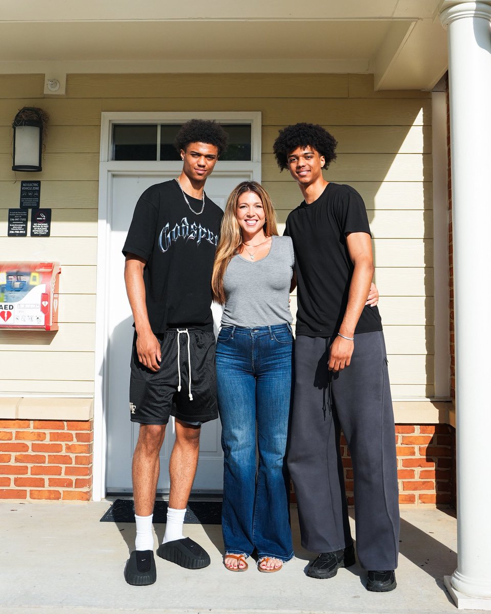 WakeMBB's tweet photo. Twins in DEACTOWN 🎩 https://t.co/bazjPBDFMc