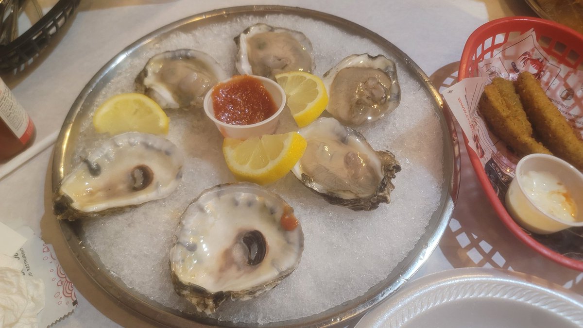 messmereyes's tweet photo. i just had oysters for the first time and a seafood boil, it was yummy. oysters are, in fact, ocean boogers https://t.co/IjwBEPtLdF