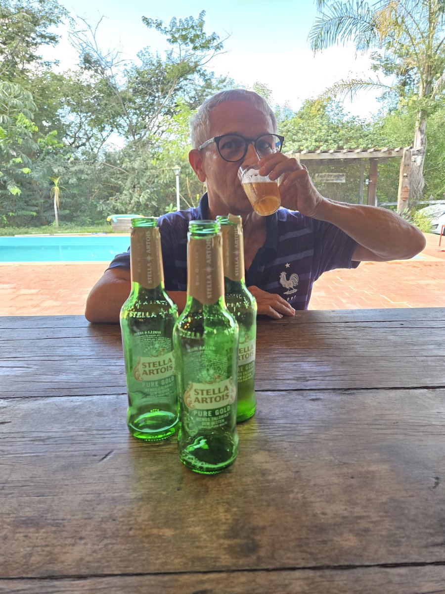 nerdzoca's tweet photo. eu e meu pai somos iguais mesmo, gostamos de mulher e bebemos cerveja https://t.co/UEX098qlqX