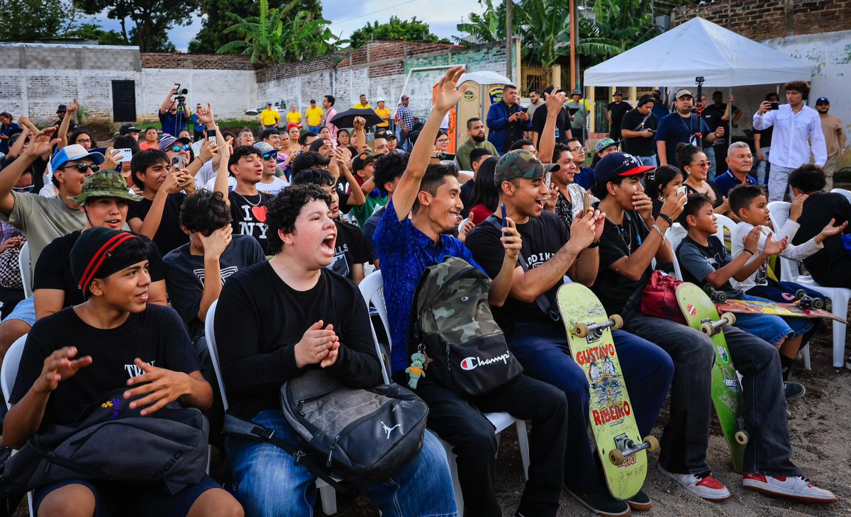 SecPrensaSV's tweet photo. @nayibbukele @TejidoSocialSv @sliptone @ObrasPublicasSV @RomeoHerrera1 #SkateparkSantaAna | “Hoy empezamos la construcción de este proyecto que esperamos muy pronto entregar. Este lugar será gratis para todos”: ministro de @ObrasPublicasSV, @RomeoHerrera1. #SecretaríaDePrensa https://t.co/Ep1yQ8TulK