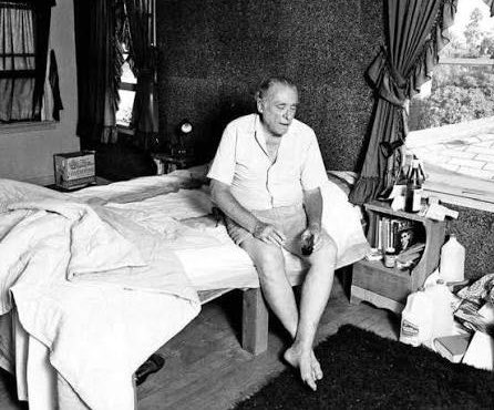 Naturalphilosy's tweet photo. “Sometimes you climb out of bed in the morning and you think, I'm not going to make it, but you laugh inside — remembering all the times you've felt that way.”

― Charles Bukowski https://t.co/tpt3cEOyhx