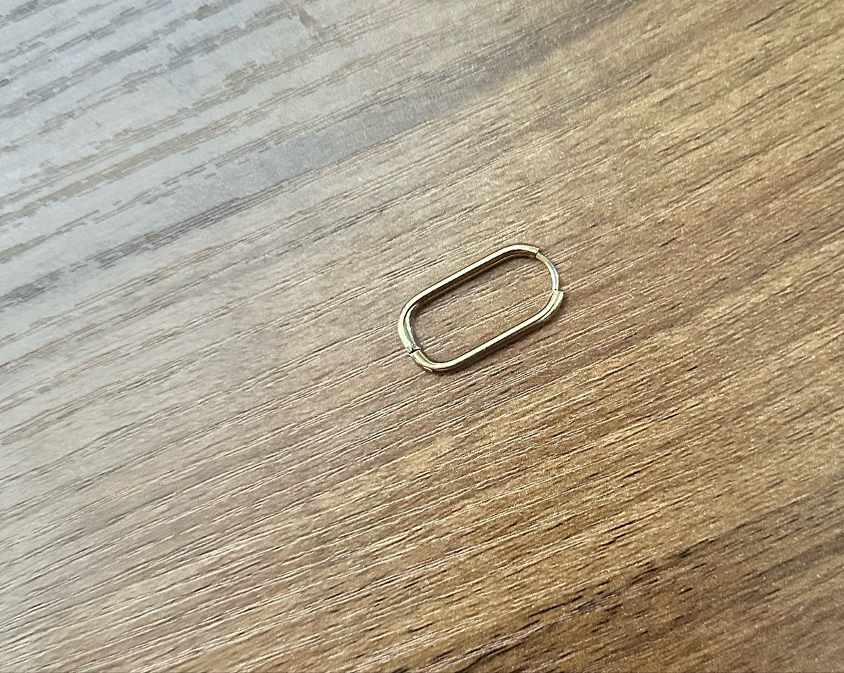 _nnnancyy's tweet photo. wow hoy llegué a mi chamba y me encontré mi arete sobre el escritorio, será esta una señal divina??? https://t.co/9urlr8vyS8