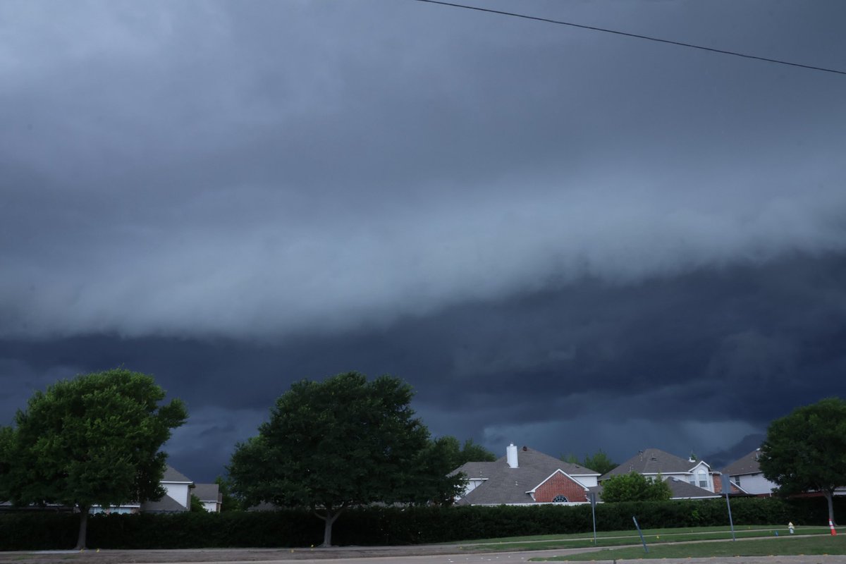 hoangwx's tweet photo. A line of thunderstorms approaching Richardson, TX, 6:57 PM CDT. #txwx https://t.co/lAbAkHPKw3