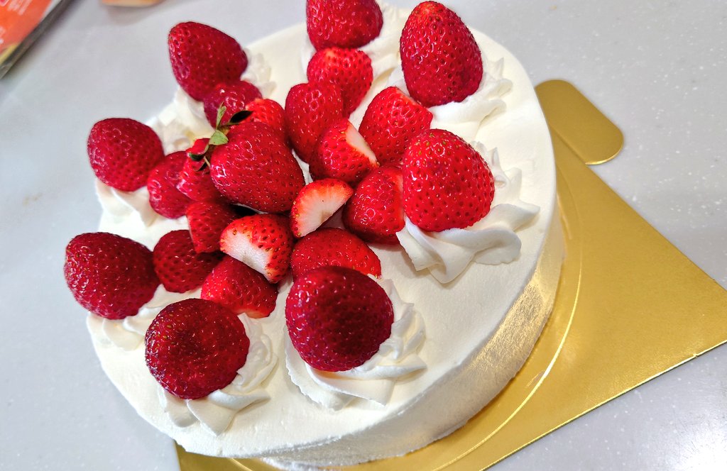 pan2suki2's tweet photo. 昨日は、お誕生日でした✨

畑のイチゴ🍓が沢山ありましたので
自分で、簡易的にケーキ作りました✨
ドキ②でしたが綺麗に焼けました‼️
マジで、嬉しかった😆
ついでにクッキーも焼きましたが、
こちらは、失敗💦
家にあるものでこんなにスイーツ作れました💕
#夢は平川市にパン屋 https://t.co/tgPy6x8neL