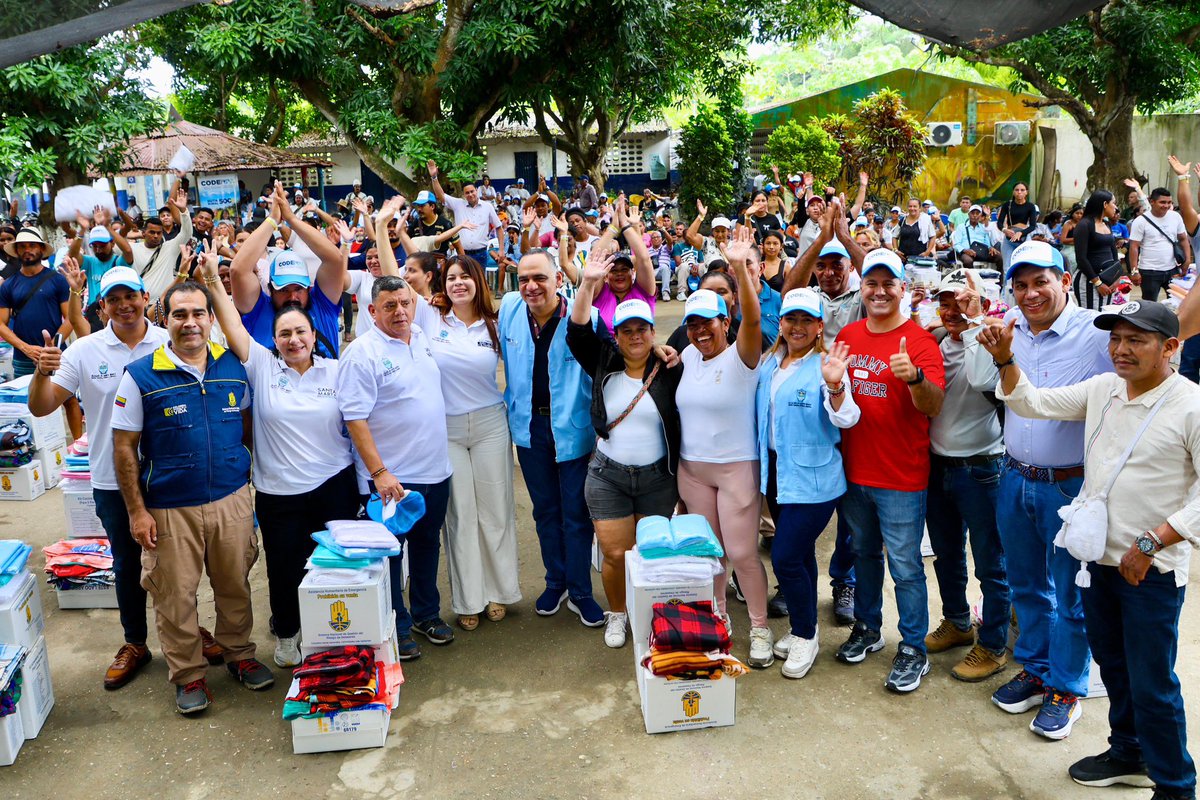 SantaMartaDTCH's tweet photo. En la zona rural, la Alcaldía Distrital sigue cumpliendo.

Hoy en Guachaca, el Alcalde Distrital Carlos Pinedo Cuello entregó 📦 440 ayudas humanitarias a familias afectadas por el frente frío, en coordinación con la UNGRD. https://t.co/nK720ettVd