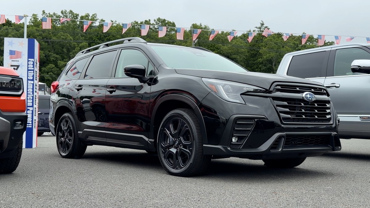 lovecars_jp's tweet photo. スバル アセント、ついに日本へ。動画公開！

・米国産3列SUV（仕向地別名：エボルティス）26年後半導入予定 
・サイズは全長4998×全幅1930mm、堂々の7人乗り
・2.4L水平対向ターボ266馬力、0-100kmは7秒台
・2列目キャプテンシート＆大型サンルーフ採用 
・アイサイト最新世代搭載  

左ハンドルのまま導入予定とのこと。これまでスバルに3列を求めていた人には格好の1台、みなさん的にはアリですか？