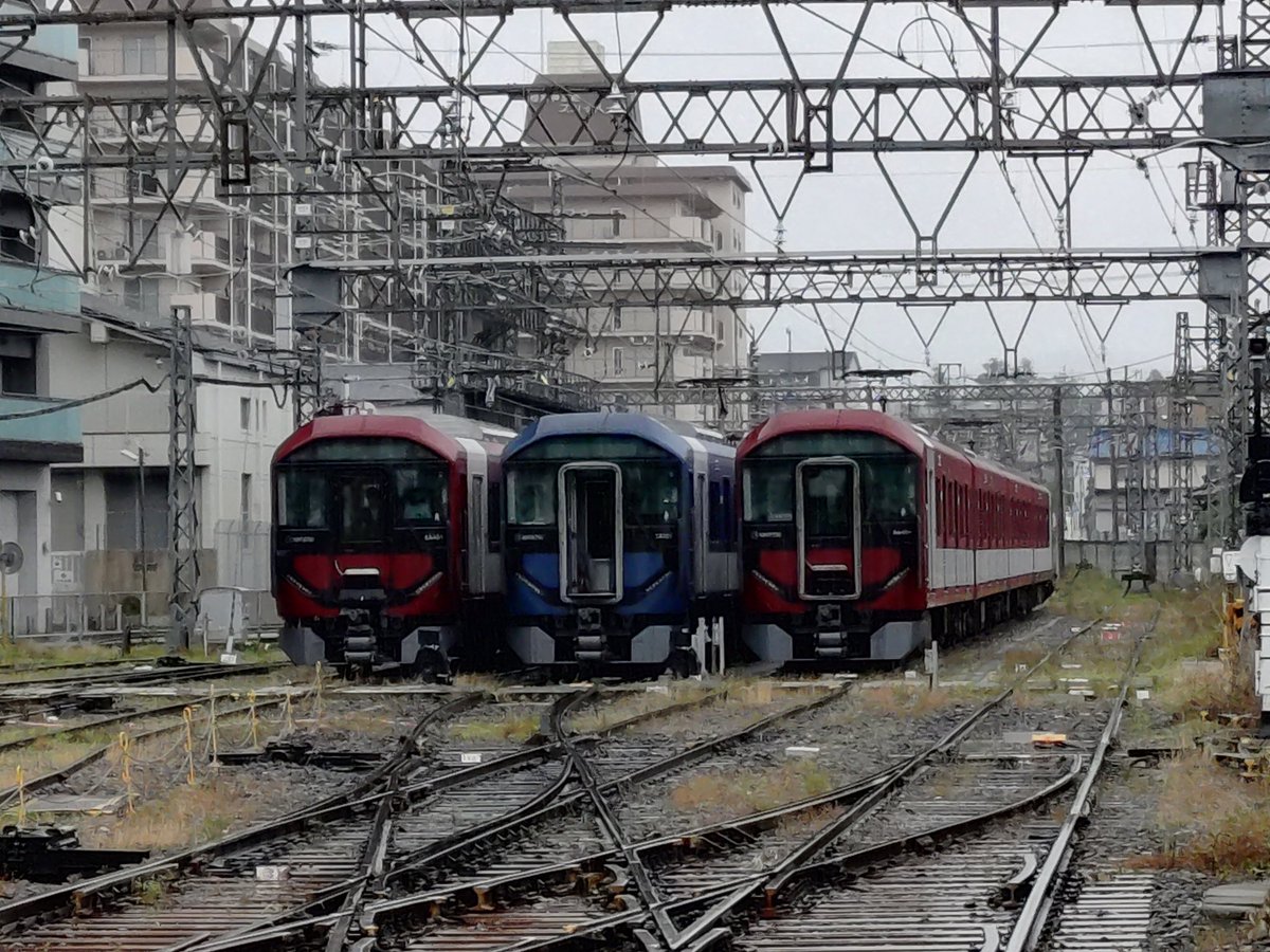 nobu_run's tweet photo. 詳しくわかり��せんが
近鉄橿原神宮にて
新車両のブルーの車両が
珍しいのか人だかりが
できてました。 https://t.co/dlLJCfBYMb