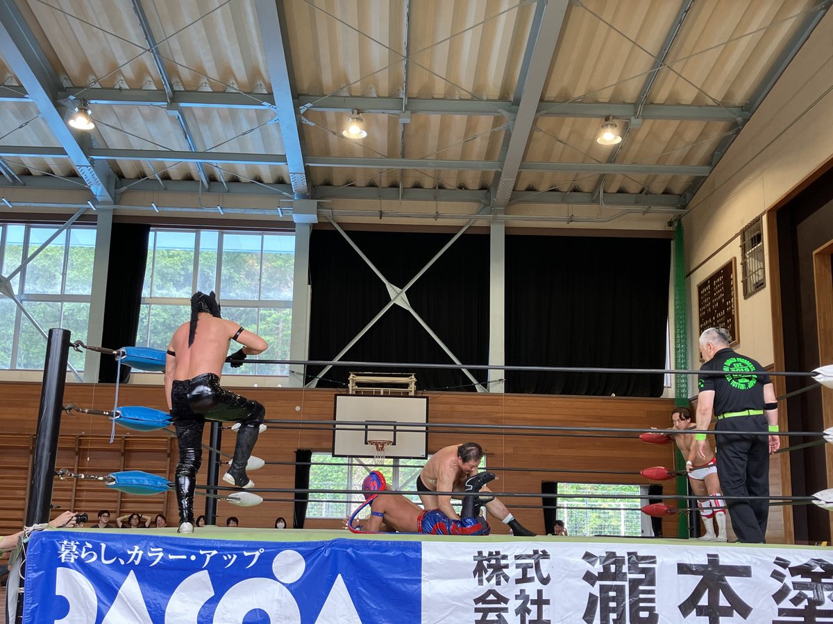 kotetsumiich45's tweet photo. 藤波辰爾＆LEONA vs HUB＆ガイナタイガー

#MEIJIフェス https://t.co/gwiJAl0BAd