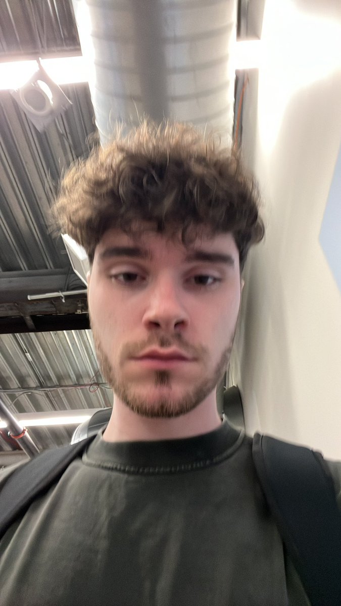 OliverOG's tweet photo. Flight canceled, booked a new one. -$400, back tonight boys https://t.co/b8JoSK8X8u