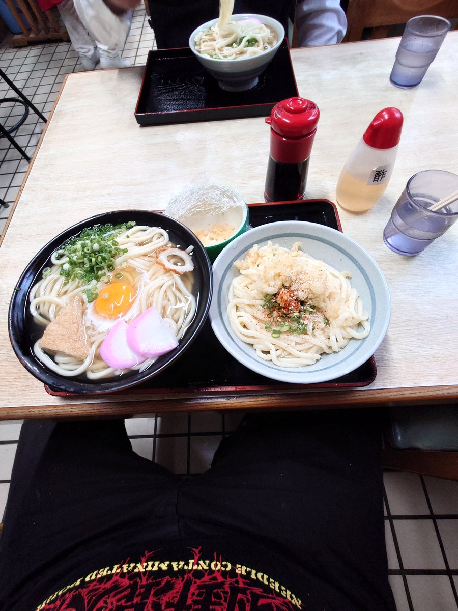 nhp_b's tweet photo. 嫌がらせうどん動画
今年463玉完
雨の日の柳川製麺所
くさおセット、800円也paypay払い
客足も落ち着いてて好きと言ってたら団体さんが…
おばちゃん、頑張って！！
旨し！！
#くさおのうどん日本新記録2026 https://t.co/JQuqlCDn0i