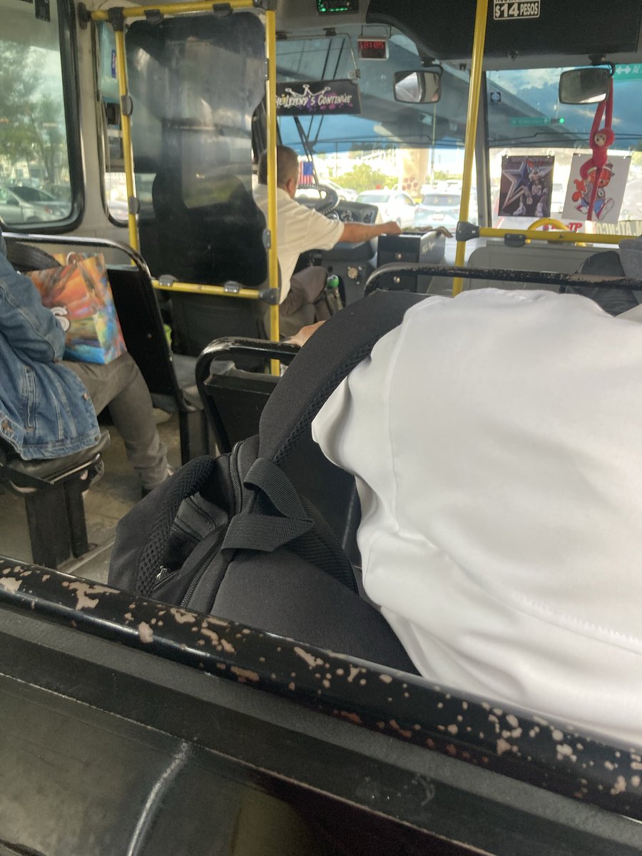 Aaron___Know's tweet photo. @Chescan4 Yo vengo en esta madre conducida por un vato hablando por teléfono. Quien soy yo para juzgar? https://t.co/fiVRnX7AQd