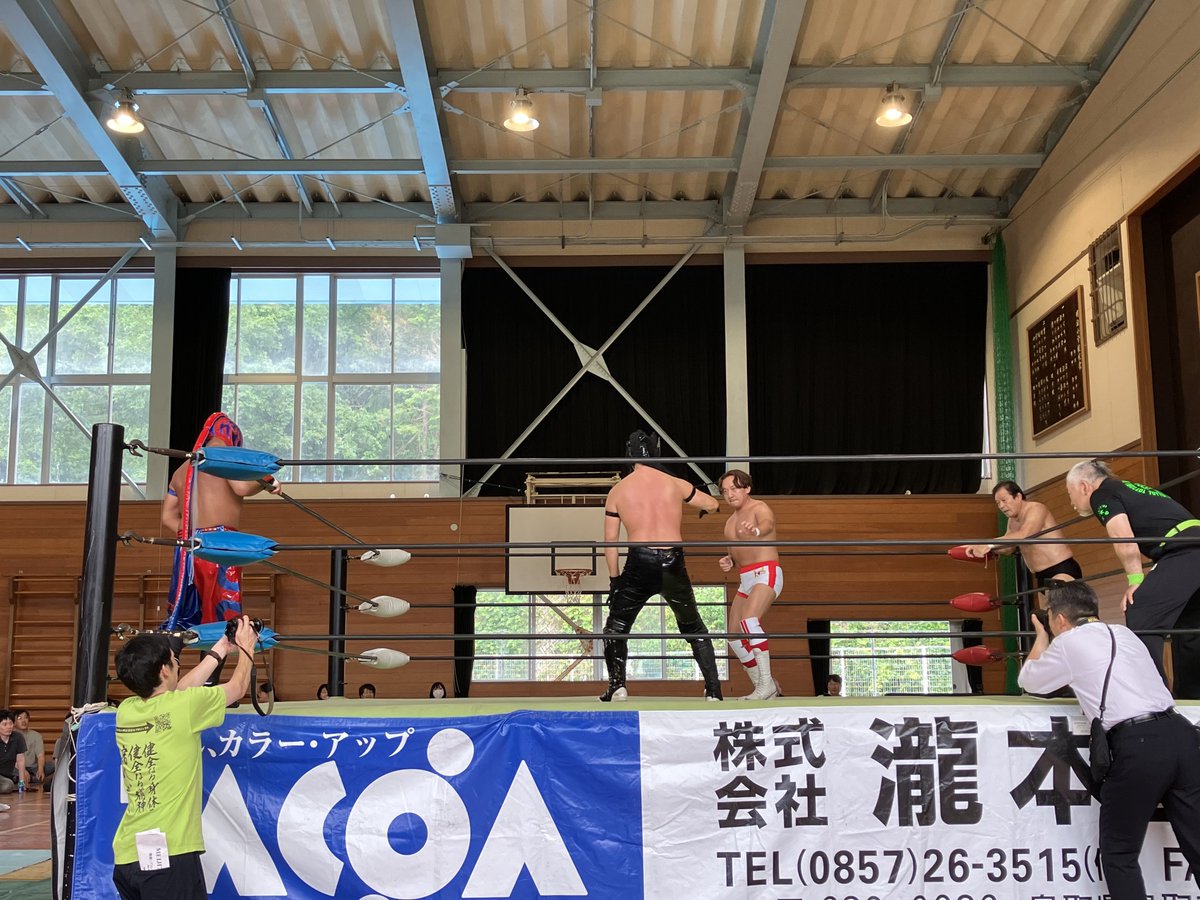 kotetsumiich45's tweet photo. 藤波辰爾＆LEONA vs HUB＆ガイナタイガー

#MEIJIフェス https://t.co/Un2UG007G6