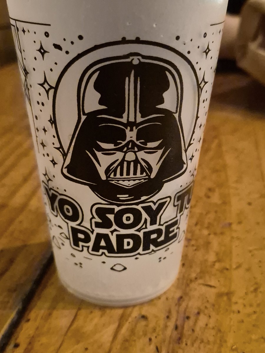 teadette's tweet photo. habían vasos de star wars y mi hermana pensó q eran de toy story por esta escena KDJDLDJFLDJDLDKD 😭😭😭😭😭 https://t.co/72qEXmqOCj