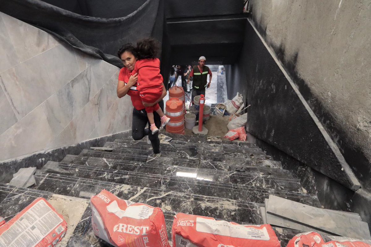 elsolde_mexico's tweet photo. 🚇🚧 El director del @MetroCDMX, @AdrianRubalcava, informó la noche de este viernes que los avances en la remodelación de la estación Bellas Artes eran bastante notorias, pero este sábado miles de usuarios se han visto afectados para entrar y salir.

📸 Ivonne Rodríguez https://t.co/B0zv0iKRUX