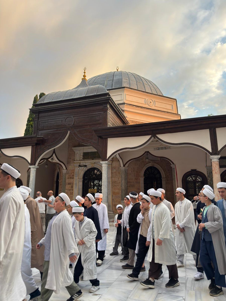 theates16's tweet photo. EMİR SULTAN HZLERİNE SABAH NAMAZİ SONRASİ ZİYARET https://t.co/ulsOOMYDsf