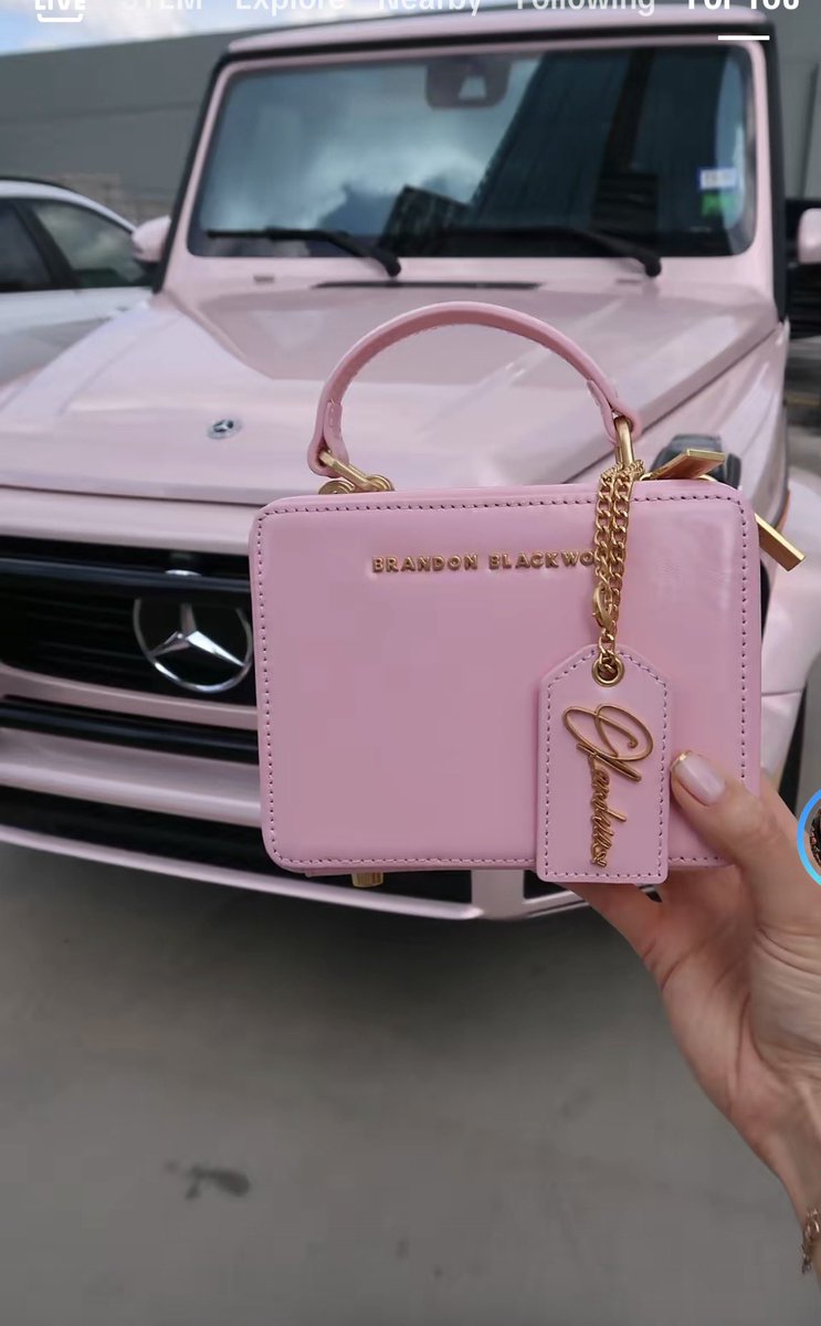 Debyujay's tweet photo. You people are buying the purse to match your cars wow 

This flex https://t.co/Dyn1M10K5M