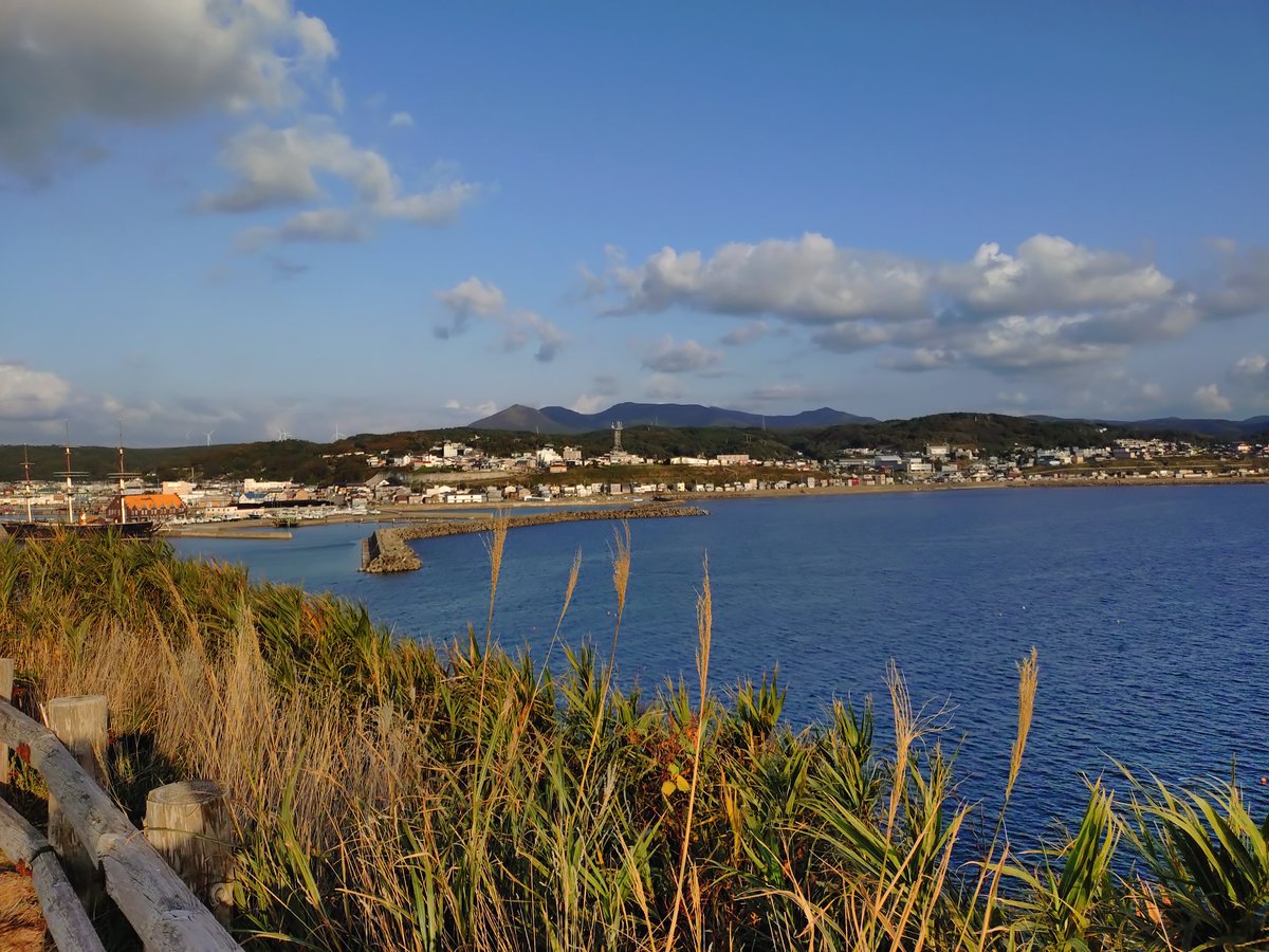 titatarou's tweet photo. #みんなのスマホに保存されてる空の写真を見てみたい
北海道江差の台場跡。
眼下の港には開陽丸が停泊していますが、ほぼ無人。
行くのはマニアックな方か、もしくは土方さん好きな方くらいですね。 https://t.co/NMbNz06vHC