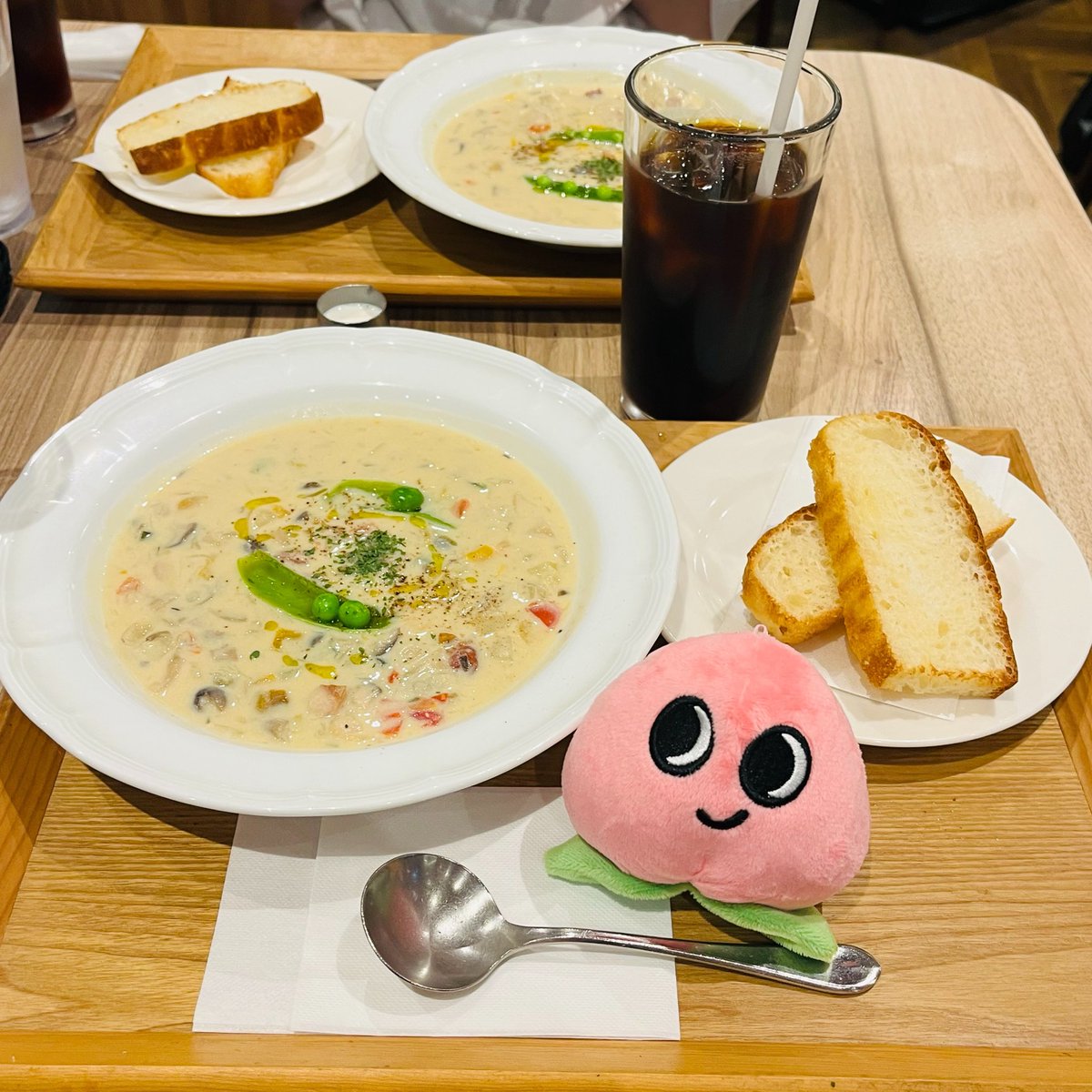 roosterpools's tweet photo. モーニング☀️🍑

この後姉のトレイの下からカメムシ？が出てきて大騒ぎするだけして、恥ずかしそうにしてました https://t.co/Z5e0f4y8pf