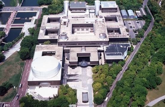 国立民俗学博物館の設計は黒川紀章で、1977年竣工。空から見てもわかる