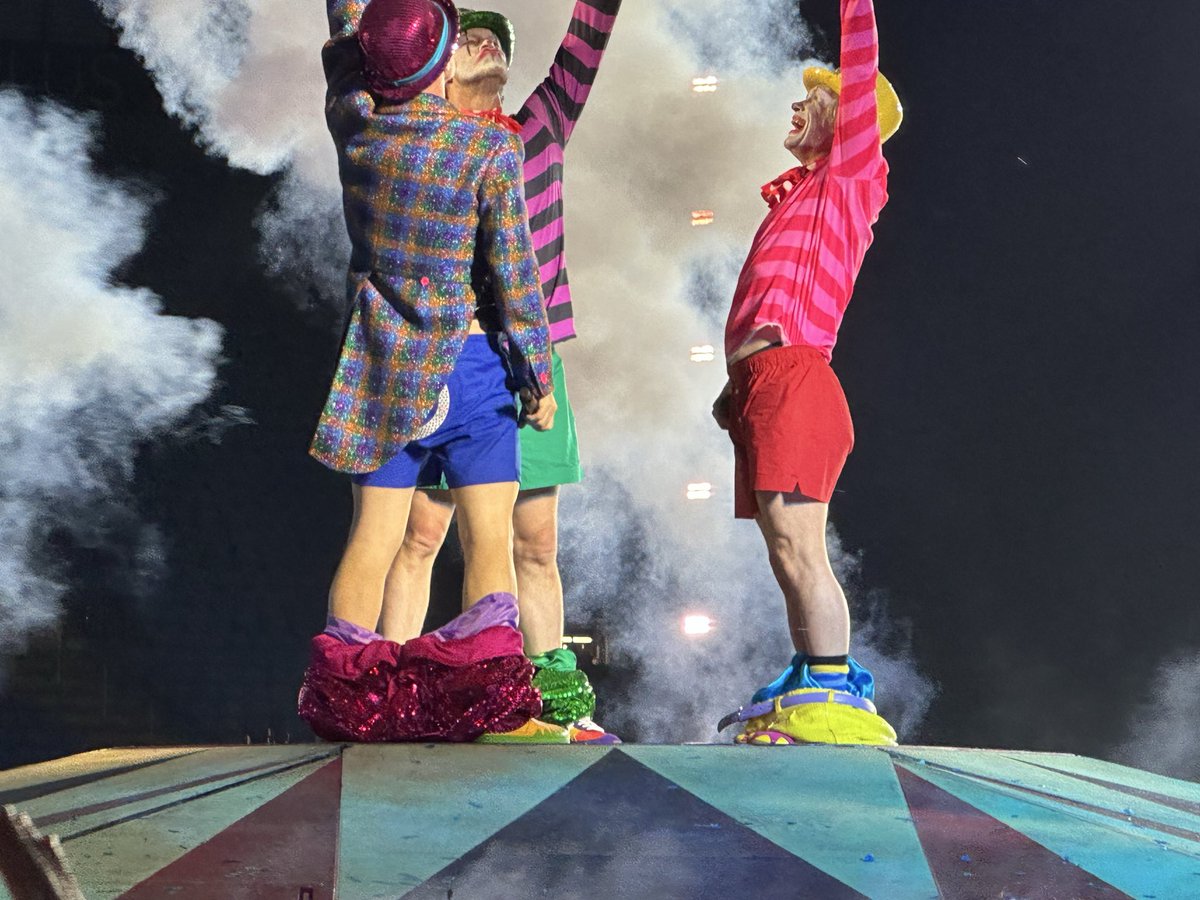 helengrundo's tweet photo. Epic every time. Thanks for seeing my sign and waving @GaryBarlow @OfficialMarkO 
You proper made my night!! #everybodylovesacircusshow https://t.co/ew4u4jNfF7