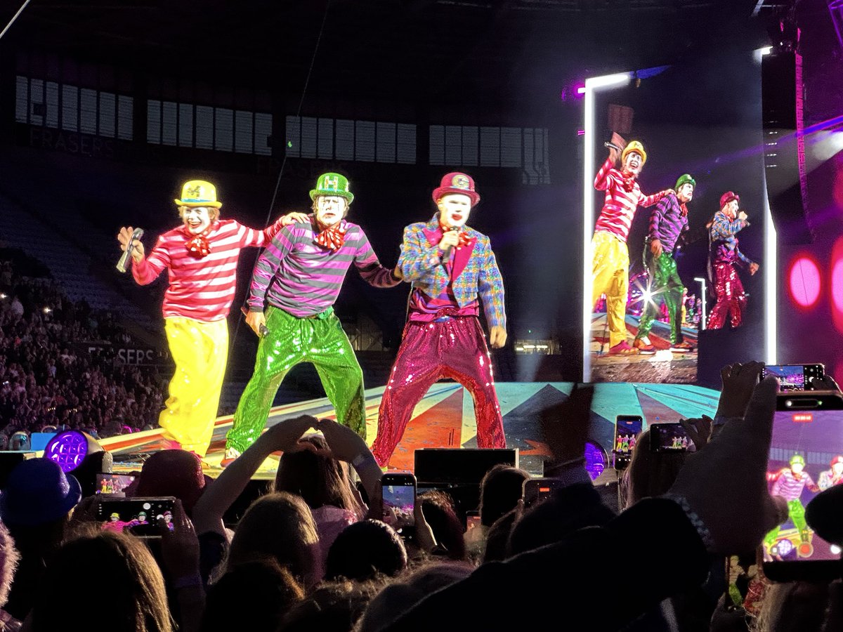 helengrundo's tweet photo. Epic every time. Thanks for seeing my sign and waving @GaryBarlow @OfficialMarkO 
You proper made my night!! #everybodylovesacircusshow https://t.co/ew4u4jNfF7