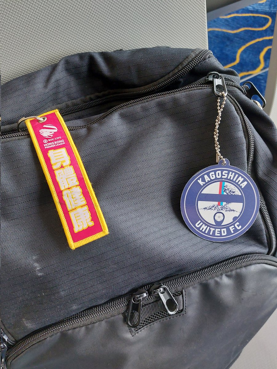 ChanGraeme's tweet photo. 香港チームと一緒にカンボジア行きの飛行機に搭乗… …鹿児島ユナイテッドへの愛を表現しています。💜

今日の秋田での試合、頑張ってください！ 🙏🏾

Vamos！鹿児島ユナイテッド。💪🏾 https://t.co/I8SG4FfNIO